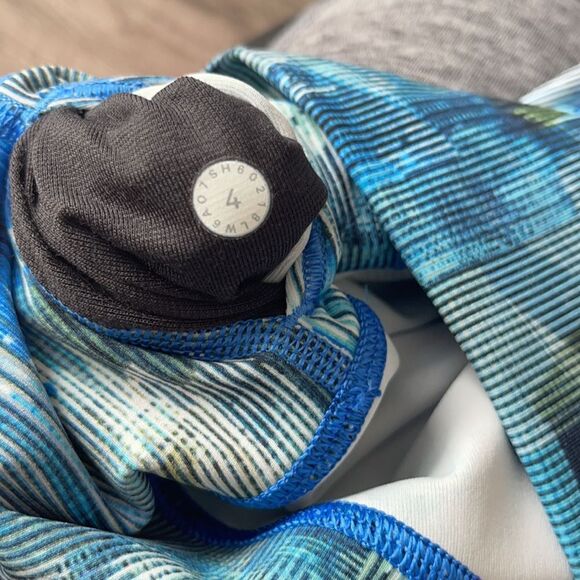 Lululemon size 4 capris - Picture 4 of 4